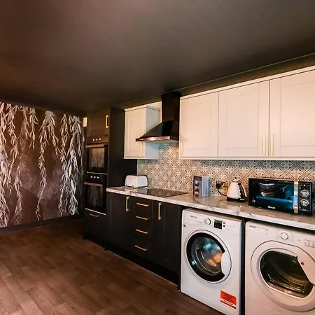 Sallow Tree House 塞尔比